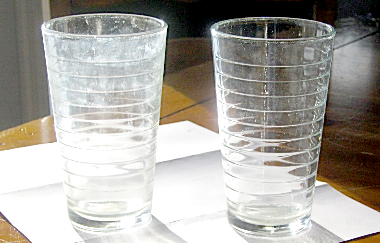 Почему стакан прозрачный. Налет на стеклянной посуде. Стаканы прозрачные стеклянные. Белый налет на стеклянной посуде. Белый налет на стаканах после посудомойки.